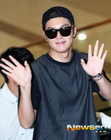 组图：李敏镐鸭舌帽豹纹鞋休闲赴京亲和有礼