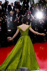 组图：张雨绮亮相红毯 绿裙深V爆乳抛飞吻