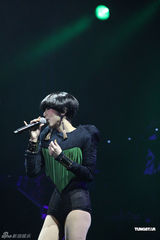 组图：郑秀文澳门开唱 百变造型散发恋爱中的女人味