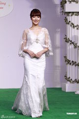 组图：李亚男婚纱展性感秀长腿美背