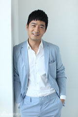 组图：郭晓冬春意写真演绎阳光暖男