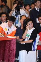 幻灯图：黄奕自费三十万拍得刘翔跑鞋 祝汤淼早康复