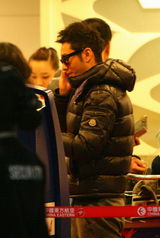 高清组图：黄晓明离京心情好 爽快收礼显随和