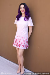 组图：凯蒂-佩里音乐电影记者会 紫色美发似瓷娃娃