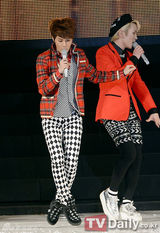 组图：SHINee与EXO-K亮相时尚活动变T台模特