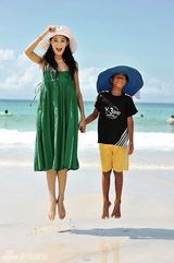 幻灯：王媛可新年不停工 慈善之旅尽显欧陆风情