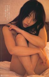 高清组图：岩佐真悠子性感写真 衣衫滑落秀美背