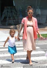 组图：阿尔芭大腹便便将生二胎 爱女奥诺乖巧可爱