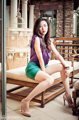 组图：快乐女声拍摄时尚大片演绎城堡精灵