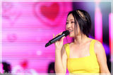 组图：杨钰莹淡黄色礼服亮相《歌声传奇》甜美开唱