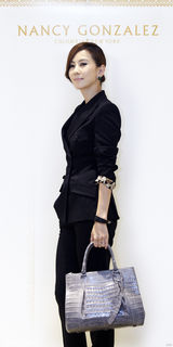 高清图：韩星金南珠拍名包写真 职业女性尽显干练