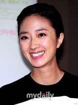 组图：桂纶镁赴韩宣传影片《女朋友男朋友》