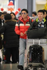 组图：蔡国庆机场“卖萌” 吐舌瘪嘴显可爱