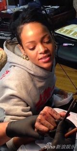 组图：蕾哈娜手背纹满刺青 疼痛难忍手部红肿