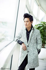 组图：丁子峻时尚街拍化身花样熟男