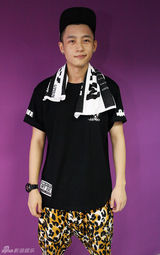 组图：魏晨个唱彩排现场曝光 努力练舞狂洒汗