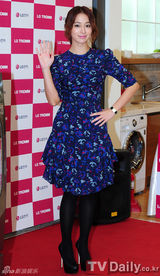 组图：韩星李珉廷亮相粉丝签名会 气质脱俗