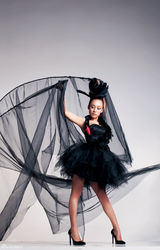 组图：王熹蛮写真化身黑天鹅 个性拒绝漂白