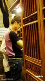 幻灯图：田亮携女伴逛街吃饭 简单打扮全程笑容不断