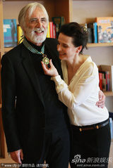 幻灯图集：导演汉内克获文化勋章 比诺什献拥抱