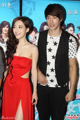 组图：刘凡菲红肚兜秀腰线玉腿 张馨予阿雅耍宝