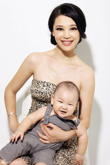 幻灯图：孔维拍摄母亲节写真 携子靓丽出镜