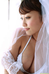 高清组图：原干惠性感内衣写真 披白纱笑容甜美