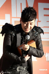 幻灯图：“内地造星教父”出书 陈子嘟称新秀缺内涵