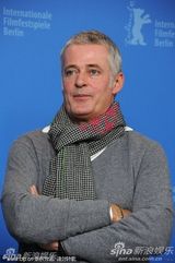 《我最好的敌人》发布会 女星斯特劳斯获乔治护花