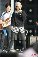 组图：S.H.E亮相台北跨年 潮装戴眼镜又萌又酷