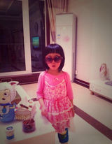 组图：54岁汤镇业4岁双胞胎女儿近照曝光