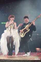 组图：梁静茹银白短裙开唱 送亲笔签名纸飞机