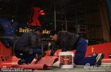 高清组图：柏林电影宫外忙碌不停 工作人员紧张布置