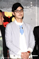 阮经天就开房丑闻表态 称与许玮宁相安无事(图)