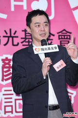 组图：Selina助力颜损慈善活动 老公力挺爱相随