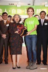 组图：容祖儿分享昆明探访感受 贺好友谢霆锋封帝