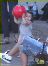 组图：贝嫂维多利亚携女观战儿子球赛