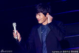 高清组图：玄彬上海开唱 与粉丝合影自拍乐陶陶