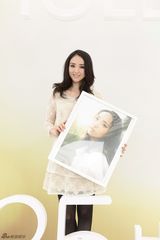 组图：董璇薄纱裙清新亮相 裸色着装恬美可人