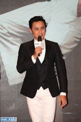 组图：《如果我爱你》明道李沁胡兵献花索吻