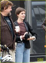 组图：安妮海瑟薇蜜月后现身机场 紧贴老公秀恩爱