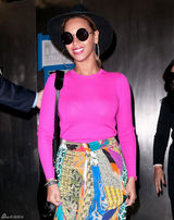 高清组图：碧昂斯纽约街拍 玫红色上衣搭配花裙