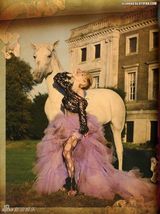 组图：滨崎步新娘装似芭比 爆乳装上围丰满