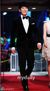 组图：SBS和KBS颁奖典礼 韩石奎申河均分获演技大奖