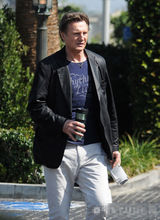 组图：利亚姆-尼森洛城拍电影 与搭档相谈甚欢