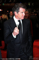 幻灯图集：《捉刀手》首映 准妈妈助阵布鲁斯南