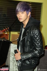 组图：黄鸿升生日开唱 喜收高档耳机