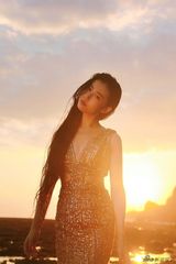 组图：张辛苑写真展现余晖中性感