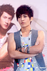 高清图：飞轮海为新专辑签唱 帅气亮相大秀肌肉