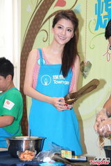 组图：吴千语出席活动性感着装秀厨艺